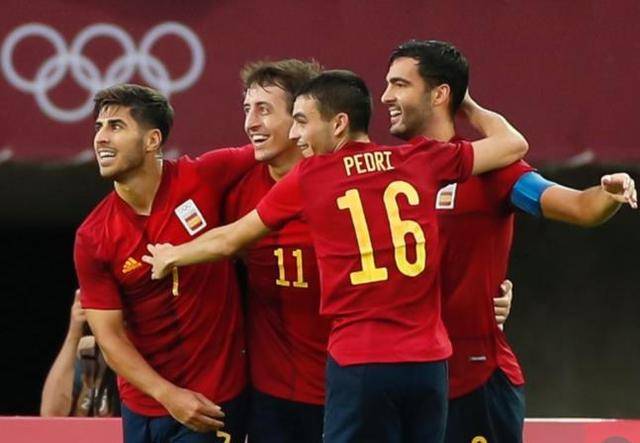 费德勒关键节点出色防守，西班牙队带队取胜！